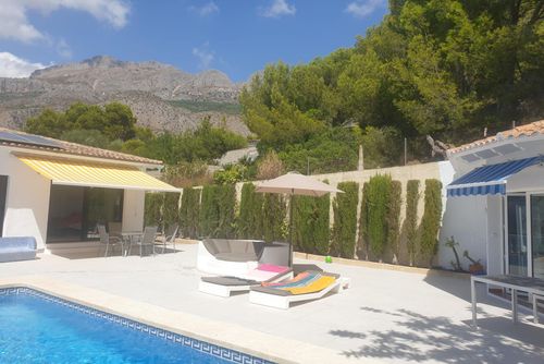 Casa Serena Moderne und komfortable Luxusvilla mit privatem Pool in Altea, Costa Blanca, Spanien für 8 Personen. Die Villa befindet sich 4 km vom Playa La Olla Strand entfernt....