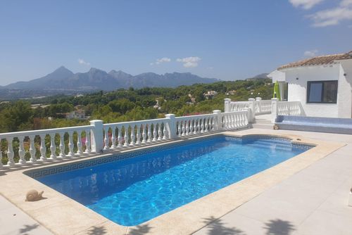 Casa Serena Moderna y cómoda villa de lujo en Altea, Costa Blanca, España, con piscina privada para 8 personas. La villa se encuentra a 4 km de la playa de La Olla....