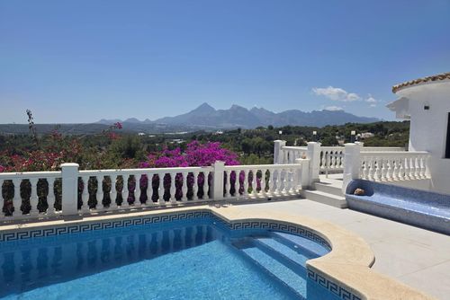 Casa Serena Villa de luxe moderne et confortable avec piscine privée à Altea, Costa Blanca, Espagne, pour 8 personnes. La villa est située à 4 km de la plage de Playa La Olla....