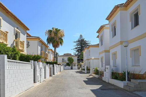 Montgo Sol Merveilleux et charmant appartement avec piscine commune à Dénia, Costa Blanca, Espagne pour 4 personnes. L'appartement est situé dans un quartier résidentiel de plage et à 2 km de la plage de Playa de la Marineta....