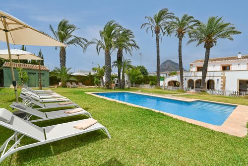 Riu Rau 10 pax Amplia y clásica villa con piscina privada en Jávea, Costa Blanca, España, para 10 personas. La casa está situada en una zona residencial de playa y a 3 km de la Playa de La Grava....
