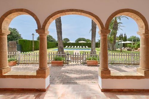 Riu Rau 10 pax Grande e classica villa con piscina privata a Jávea, Costa Blanca, Spagna per 10 persone. La casa è situata in una zona residenziale vicino alla spiaggia, a 3 km dalla Spiaggia di La Grava....