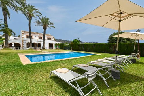 Riu Rau 8 pax Grote en klassieke villa met privézwembad in Javea, Costa Blanca, Spanje voor 8 personen. Het huis is gelegen in een residentiële strandwijk en op 3 km van het strand Playa de La Grava....