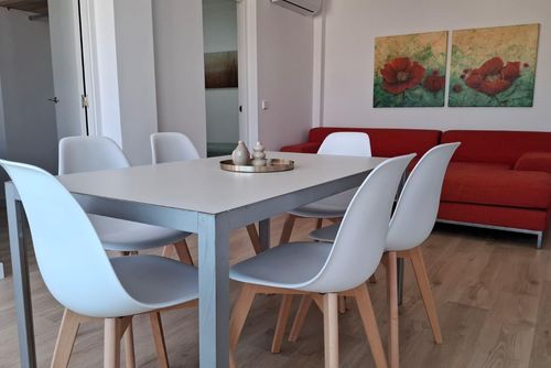 Ancora Pla Belle et confortable maison de vacances à Javea, Costa Blanca, Espagne pour 6 personnes. La maison est située dans un quartier résidentiel proche de la plage, à proximité de restaurants et bars, boutiques, supermarchés, et d'un court de tennis, et se trouve à 100 m de la plage....