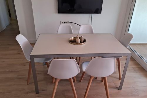 Ancora Pla Hermosa y cómoda casa de vacaciones en Javea, Costa Blanca, España, para 6 personas. La casa está situada en una zona residencial cerca de la playa, a poca distancia de restaurantes y bares, tiendas, supermercados y una cancha de tenis, y se encuentra a 100 m de la playa....