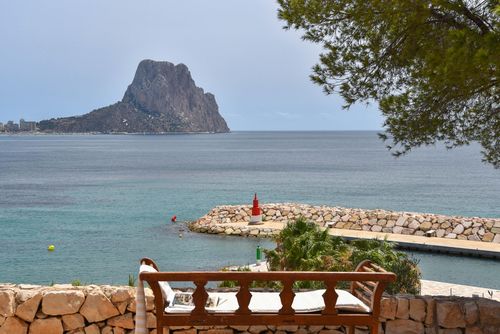 Casa Timeris Wunderbare und komfortable Villa mit privatem Pool in Calpe, Costa Blanca, Spanien, für 10 Personen. Das Haus befindet sich in einem Wohngebiet am Strand, 200 Meter vom Strand Puerto Blanco und 200 Meter vom Mittelmeer entfernt....
