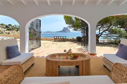 Casa Timeris Magnifique et confortable villa avec piscine privée à Calpe, Costa Blanca, Espagne pour 10 personnes. La maison est située dans une zone résidentielle de plage, à 200 m de la plage de Puerto Blanco et à 0,2 km de la mer Méditerranée....