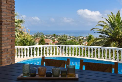 Shambala Prachtige en comfortabele villa met privézwembad in Denia, Costa Blanca, Spanje voor 8 personen. Het huis is gelegen in een residentiële strandwijk, dichtbij een tennisbaan, 3 km van Las Marinas, Denia strand en 5 km van Javea....