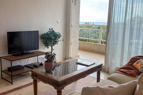 Altos de Campoamor Prachtig en vrolijk appartement in Orihuela Costa, Costa Blanca, Spanje, met een gemeenschappelijk zwembad voor 6 personen. Het appartement is gelegen in een bosrijke omgeving, dicht bij een tennisbaan en op 1 km van het strand....