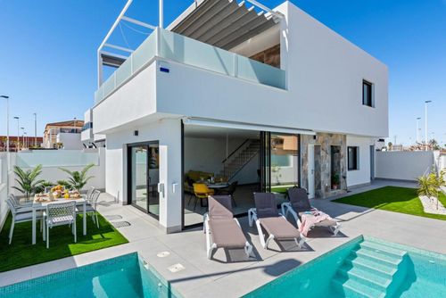 Villa los Antolinos Superbe et luxueuse villa à San Pedro del Pinatar, Costa Cálida, Espagne, avec piscine privée pour 6 personnes. La villa est située dans un quartier résidentiel, à proximité de restaurants et de bars, et à 2 km de la plage....