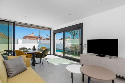 Villa los Antolinos Superbe et luxueuse villa à San Pedro del Pinatar, Costa Cálida, Espagne, avec piscine privée pour 6 personnes. La villa est située dans un quartier résidentiel, à proximité de restaurants et de bars, et à 2 km de la plage....