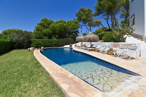 Can Pau Villa moderna e confortevole a Jávea, Costa Blanca, Spagna con piscina privata per 8 persone. La casa è situata in una zona residenziale vicino alla spiaggia, a due passi dai supermercati e a 3 km dalla spiaggia di La Granadella, Jávea....