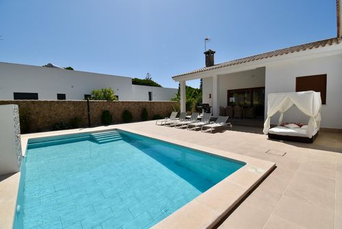Real Sante Beautiful and comfortable villa in La Barrosa, Costa de la Luz, Spain with a private pool for 6 persons. The house is situated in a residential beach area, close to restaurants, bars, shops and supermarkets, 500 m from La Barrosa beach and 0....