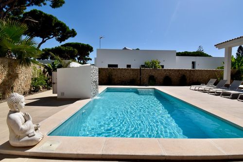 Real Sante Hermosa y cómoda villa en La Barrosa, Costa de la Luz, España, con una piscina privada para 6 personas. La casa está situada en una zona residencial cercana a la playa, cerca de restaurantes, bares, tiendas y supermercados, a 500 m de la playa de La Barrosa y a 0....