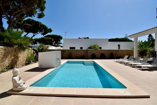 Real Sante Magnifique et confortable villa à La Barrosa, Costa de la Luz, Espagne, avec une piscine privée pour 6 personnes. La maison est située dans une zone résidentielle proche de la plage, à proximité de restaurants, bars, boutiques et supermarchés, à 500 m de la plage de La Barrosa et à 0,5 km de l'océan Atlantique....