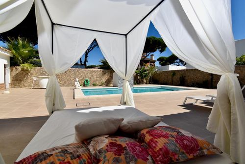 Real Sante Schöne und komfortable Villa in La Barrosa, Costa de la Luz, Spanien, mit einem privaten Pool für 6 Personen. Das Haus befindet sich in einem Wohngebiet in Strandnähe, in der Nähe von Restaurants, Bars, Geschäften und Supermärkten, nur 500 m vom Strand La Barrosa und 0,5 km vom Atlantischen Ozean entfernt....