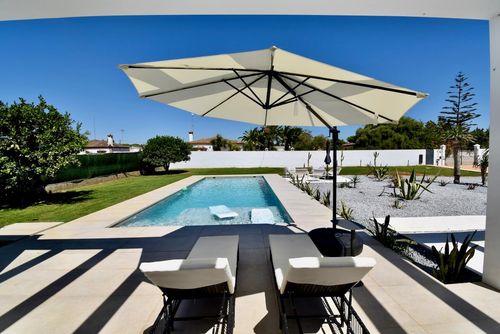 Jucar Moderna y cómoda villa en Chiclana de la Frontera, Costa de la Luz, España, con piscina privada para 6 personas. La casa está situada en una zona rural de playa y se encuentra a 3 km de la playa de La Barrosa....