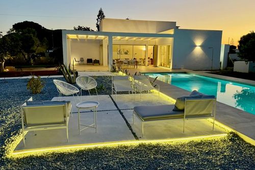 Jucar Moderna y cómoda villa en Chiclana de la Frontera, Costa de la Luz, España, con piscina privada para 6 personas. La casa está situada en una zona rural de playa y se encuentra a 3 km de la playa de La Barrosa....