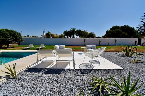 Jucar Moderne und komfortable Villa in Chiclana de la Frontera, Costa de la Luz, Spanien, mit privatem Pool für 6 Personen. Das Haus befindet sich in einem ländlichen Strandgebiet und ist 3 km vom Strand La Barrosa entfernt....
