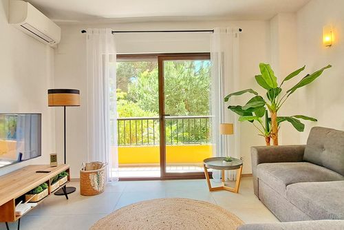 Piso Frida by Solidays Apartamento en Moraira, Costa Blanca, España, con piscina comunitaria para 3 personas. El apartamento se encuentra en una zona residencial de playa, cerca de restaurantes y bares, tiendas y supermercados, a 1 km de la playa de L'Ampolla y a 1 km de L'Ampolla....