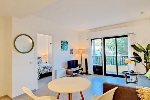 Piso Frida by Solidays Apartamento en Moraira, Costa Blanca, España, con piscina comunitaria para 3 personas. El apartamento se encuentra en una zona residencial de playa, cerca de restaurantes y bares, tiendas y supermercados, a 1 km de la playa de L'Ampolla y a 1 km de L'Ampolla....