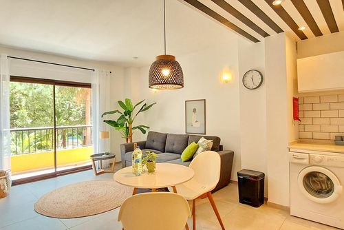 Piso Frida by Solidays Apartamento en Moraira, Costa Blanca, España, con piscina comunitaria para 3 personas. El apartamento se encuentra en una zona residencial de playa, cerca de restaurantes y bares, tiendas y supermercados, a 1 km de la playa de L'Ampolla y a 1 km de L'Ampolla....