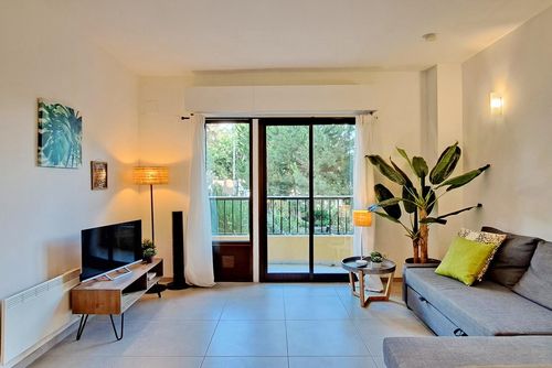 Piso Frida by Solidays Apartment in Moraira, Costa Blanca, Spain with communal pool for 3 persons. The apartment is situated in a residential beach area, close to restaurants and bars, shops and supermarkets, 1 km from L'Ampolla beach and 1 km from L'Ampolla....