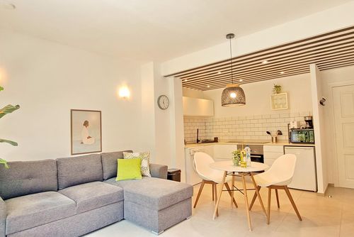 Piso Frida by Solidays Apartment in Moraira, Costa Blanca, Spain with a communal pool for 3 persons. The apartment is situated in a residential beach area, close to restaurants and bars, shops and supermarkets, 1 km from L'Ampolla beach and 1 km from L'Ampolla....