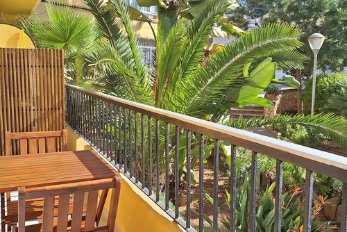 Piso Frida by Solidays Appartement à Moraira, Costa Blanca, Espagne, avec piscine commune pour 3 personnes. L'appartement est situé dans un quartier résidentiel en bord de mer, à proximité de restaurants et de bars, de boutiques et de supermarchés, à 1 km de la plage de L'Ampolla et à 1 km de L'Ampolla....