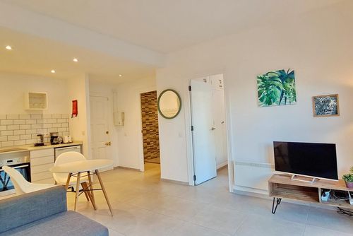 Piso Frida by Solidays Apartamento en Moraira, Costa Blanca, España, con piscina comunitaria para 3 personas. El apartamento se encuentra en una zona residencial de playa, cerca de restaurantes y bares, tiendas y supermercados, a 1 km de la playa de L'Ampolla y a 1 km de L'Ampolla....