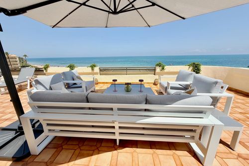 Playa Grande 52 by homeprive Schönes und komfortables Apartment in Denia, Costa Blanca, Spanien, mit einem Gemeinschaftspool für 6 Personen. Das Apartment befindet sich in einem Wohngebiet am Strand, in der Nähe von Restaurants und Bars, Geschäften und Supermärkten, und nur 25 m vom Strand entfernt....