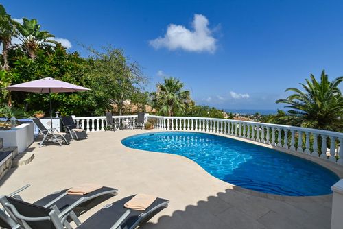Shambala 6 pax Magnifique et confortable villa avec piscine privée à Denia, Costa Blanca, Espagne pour 6 personnes. La maison est située dans une zone résidentielle de plage, à proximité d'un court de tennis, à 3 km de Las Marinas, plage de Denia, et à 5 km de Javea....