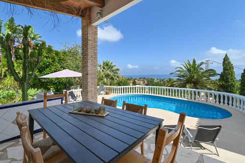 Shambala 6 pax Magnifique et confortable villa avec piscine privée à Denia, Costa Blanca, Espagne pour 6 personnes. La maison est située dans une zone résidentielle de plage, à proximité d'un court de tennis, à 3 km de Las Marinas, plage de Denia, et à 5 km de Javea....