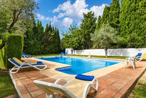 Jalna 4 pax Grande et villa classique avec piscine privée à Jávea, Costa Blanca, Espagne pour 4 personnes. La maison est située dans une zone résidentielle près de la plage et à 4 km de la plage de La Grava, Jávea....