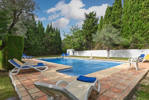 Jalna 4 pax Grote en klassieke villa in Jávea, Costa Blanca, Spanje met een privézwembad voor 4 personen. Het huis is gelegen in een residentiële strandomgeving en ligt op 4 km van La Grava, het strand van Jávea....