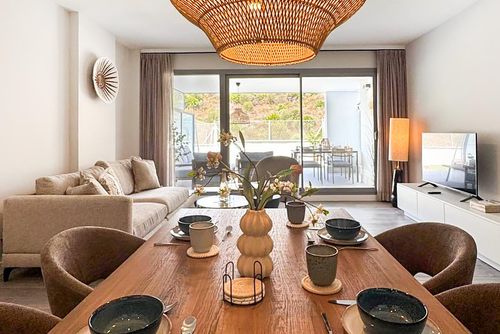 Célere Vitta Nature Modern en luxe appartement in Mijas Costa, Andalusië, Spanje voor 4 personen. Het appartement is gelegen in een resort, in een heuvelachtig en bebost strandgebied, 1 km van het strand El Faro Playa, 5 km van Fuengirola en 1 km van de Middellandse Zee....