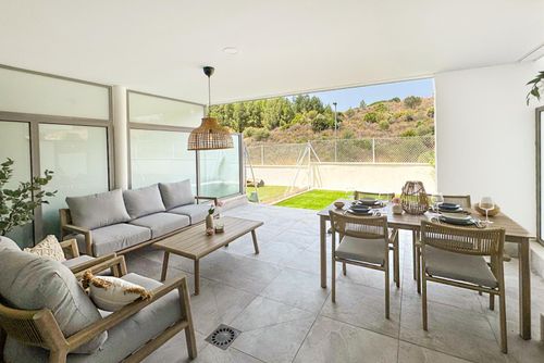 Célere Vitta Nature Moderne und luxuriöse Wohnung in Mijas Costa, Andalusien, Spanien für 4 Personen. Die Wohnung befindet sich in einem Resort in einer hügeligen und bewaldeten Strandgegend, 1 km vom Strand El Faro Playa, 5 km von Fuengirola und 1 km vom Mittelmeer entfernt....