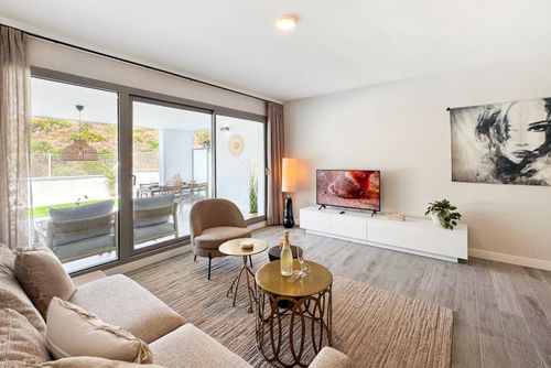 Célere Vitta Nature Modern en luxe appartement in Mijas Costa, Andalusië, Spanje voor 4 personen. Het appartement is gelegen in een resort, in een heuvelachtig en bebost strandgebied, 1 km van het strand El Faro Playa, 5 km van Fuengirola en 1 km van de Middellandse Zee....