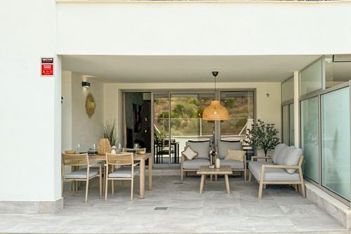 Célere Vitta Nature Modern en luxe appartement in Mijas Costa, Andalusië, Spanje voor 4 personen. Het appartement bevindt zich in een resort, in een heuvelachtig en bebost strandgebied, op 1 km van El Faro Playa strand, 5 km van Fuengirola en 1 km van de Middellandse Zee....