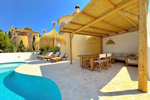 Villa Maeva Wundervolle und komfortable Villa mit privatem Pool in Benitachell, Costa Blanca, Spanien für 4 Personen. Das Haus befindet sich in einer küstennahen, hügeligen und Wohngegend und ist 3 km vom Strand Cala del Moraig entfernt....