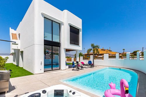 Albir Albatros Casa vacanze moderna e confortevole con piscina privata ad Albir, Costa Blanca, Spagna, per 6 persone. La casa è situata in una zona costiera, collinare e urbana ed è a 2 km dalla spiaggia....