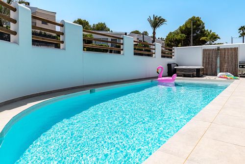 Albir Albatros Modern and comfortable holiday house with private pool in Albir, Costa Blanca, Spain for 6 persons. The house is situated in a coastal, hilly and urban area and is 2 km from the beach....