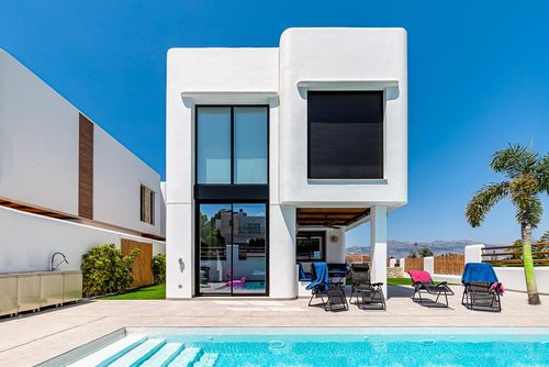 Albir Albatros Moderna y cómoda casa de vacaciones en Albir, Costa Blanca, España, con piscina privada para 6 personas. La casa se encuentra en una zona costera, montañosa y urbana, a 2 km de la playa....