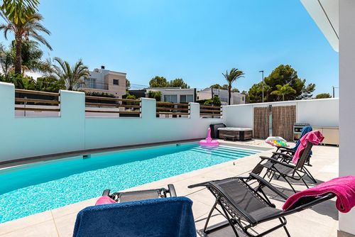 Albir Albatros Casa vacanze moderna e confortevole con piscina privata ad Albir, Costa Blanca, Spagna, per 6 persone. La casa è situata in una zona costiera, collinare e urbana ed è a 2 km dalla spiaggia....