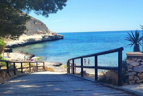 Apartamento La Invencible Terreros Schönes und freundliches Haus in San Juan de los Terreros, Andalusien, Spanien für 6 Personen. Das Haus befindet sich in einem Ferienort, in einem Wohn- und bergigen Strandgebiet, in der Nähe von Geschäften und Supermärkten und 50 m vom Strand entfernt....
