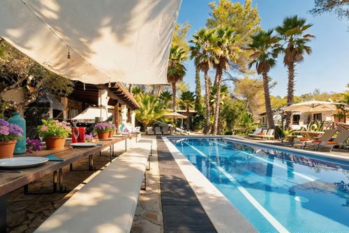 Villa Esmeralda Villa in Sitges, Costa Dorada, Spanje voor 18 personen.  De villa beschikt over 1 slaapkamer en 1 badkamer, verdeeld over 2 niveaus....