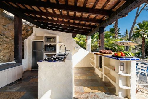 Villa Esmeralda Villa in Sitges, Costa Dorada, Spanje voor 18 personen.  De villa beschikt over 1 slaapkamer en 1 badkamer, verdeeld over 2 niveaus....