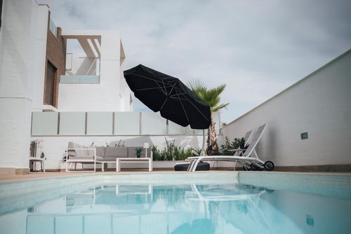 Laguna Beach Villa Salinas Moderne und komfortable Luxusvilla in Torrevieja, Costa Blanca, Spanien, mit privaten und gemeinschaftlichen Pools für 4 Personen. Die Villa befindet sich in einem Resort, in einer Küsten- und Wohngegend, in der Nähe von Restaurants und Bars, Geschäften und Supermärkten, und nur 4 km vom Strand entfernt....