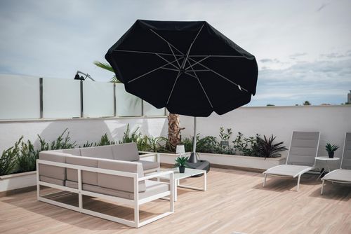 Laguna Beach Villa Salinas Moderna y cómoda villa de lujo en Torrevieja, Costa Blanca, España, con piscinas privadas y comunitarias para 4 personas. La villa está situada en un complejo, en una zona costera y residencial, cerca de restaurantes y bares, tiendas y supermercados, y a 4 km de la playa....