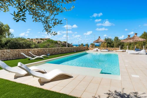 Villa Baya Blu Luxuriöse Villa mit privatem Pool in San Vito Lo Capo, Sizilien, Italien für 10 Personen. Die Villa befindet sich in einer Wohngegend am Strand und ist 500 m vom Strand entfernt....